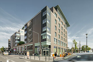 Residential and commercial building in Paris with a Novotel hotel and a restaurant.