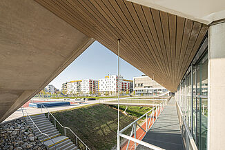 View of the inner courtyard with sports facilities at the Aspern educational campus in Vienna.