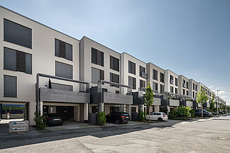 Terraced houses with car parking spaces and balconies in the new Quellenpark neighbourhood in Bad Vilbel.