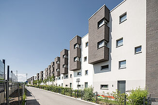 Frontage of the Quellenpark residential quarter opposite the railway tracks in Bad Vilbel.