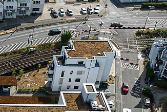 Aerial view of an apartment block in Oberursel directly on the railway tracks.