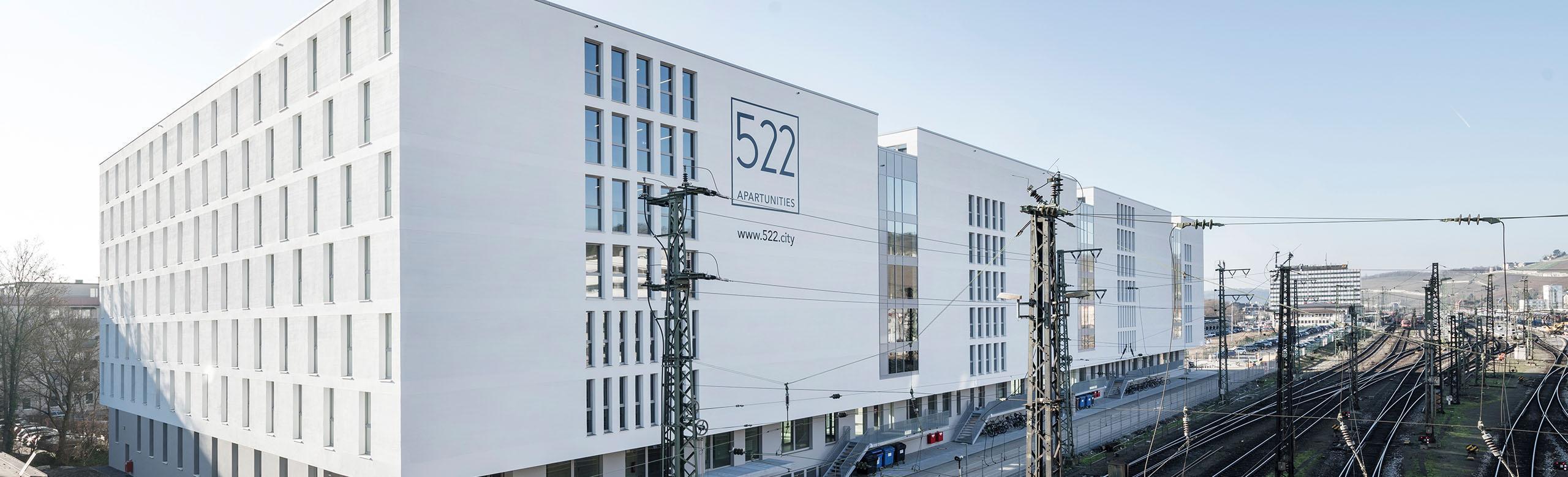In Würzburg, student residence 522 was built directly on the railway tracks and decoupled with REGUPOL products.