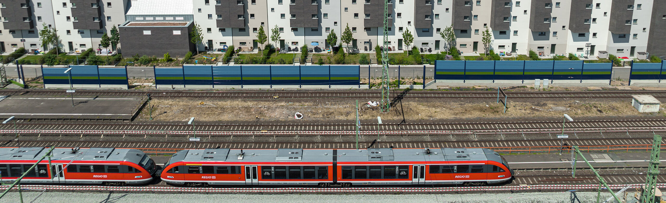 Train passing the Quellenpark residential neighbourhood in Bad Vilbel.